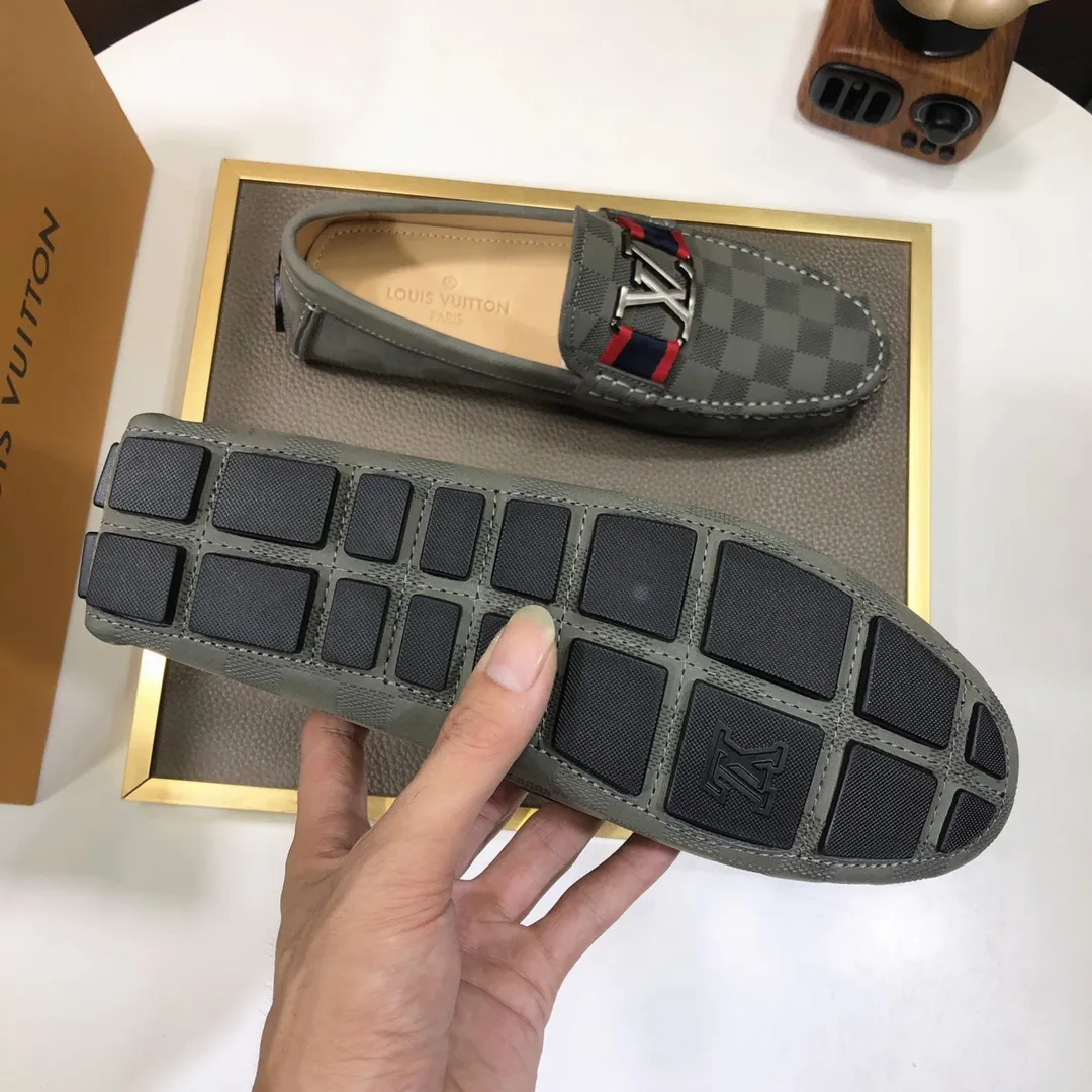 Men's men's shoes 💰420💰 [LV Doudou Shoes] (sheepskin lining) new model is on the market, available on the official website. The new Doudou shoes are processed into single-color materials, and the uppers are made of imported cowhide material. The body of the shoe is fully hemmed with mark thread, and is lined with imported original cowhide leather. The elegant shoe shape is super suitable for all-matching, and the size is 38-44.